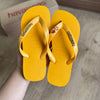 Havaianas Top + Placa Logo Dourada + Pin Cereja e Coração