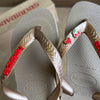 Havaianas Top + Placa Logo Vermelho + Pin Cereja E Coração