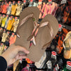 Havaianas Top + Pin Brasil + Pin Cachorro Salsicha
