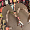 Havaianas Top + Pin Brasil + Pin Cachorro Salsicha