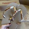 Havaianas Top + Placa Logo + Pin Tartaruga + Pin Âncora + Pin Coração
