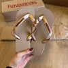 Havaianas Top + Placa Logo + Pin Tartaruga + Pin Âncora + Pin Coração
