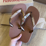 Havaianas Top + Placa Logo + Pin Nome Fé + Pin Olho Grego + Pin Nome Love