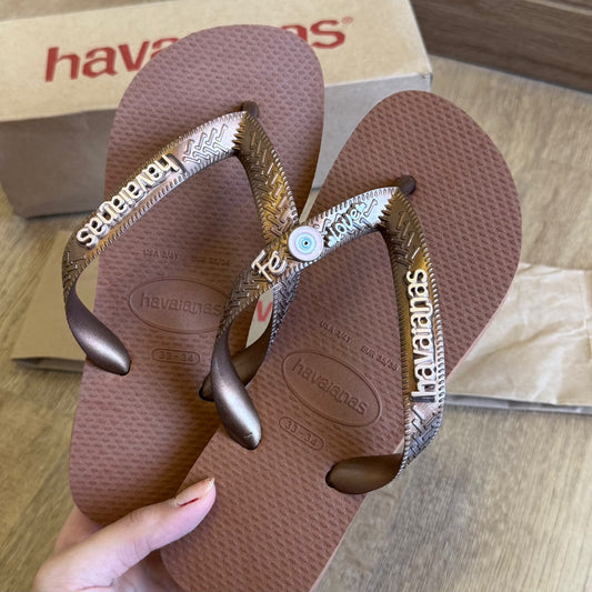Havaianas Top + Placa Logo + Pin Nome Fé + Pin Olho Grego + Pin Nome Love
