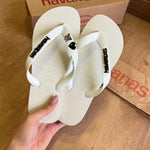 Havaianas Top + Placa Logo e Pin Coração Preto + Pin Onça Pintada