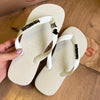 Havaianas Top + Placa Logo e Pin Coração Preto + Pin Onça Pintada