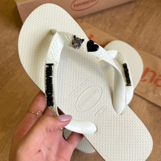 Havaianas Top + Placa Logo e Pin Coração Preto + Pin Onça Pintada