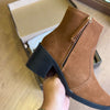 Bota Santa Lolla Couro Camurça Cano Curto Salto Grosso 0318.4E38.035A