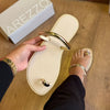 Sandalia Rasteira Arezzo Detalhe Dourado no Dedo Z191790001