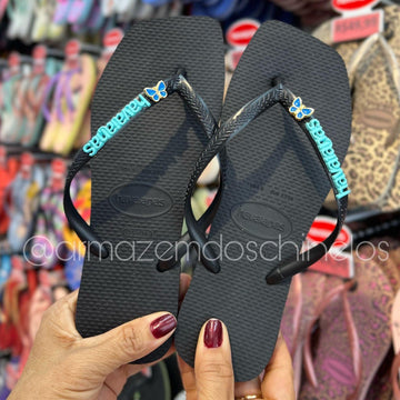 Havaianas Square (Preto) + Pingente Placa e borboleta - Armazém dos Chinelos  