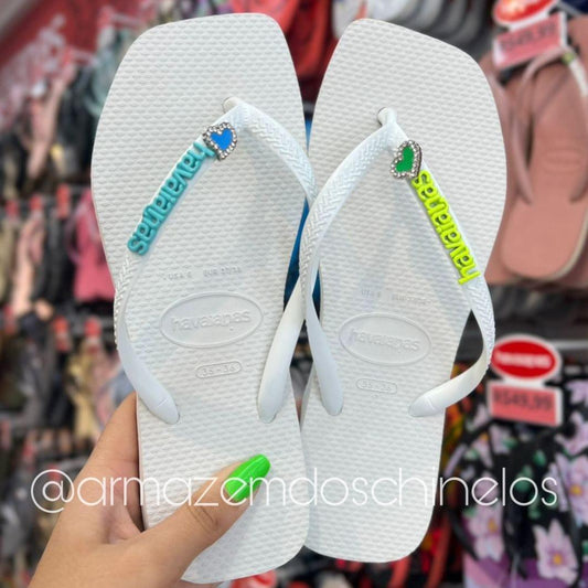 Havaianas Slim Square (Branco) + Pingente Placa Logo e Coração - Armazém dos Chinelos  