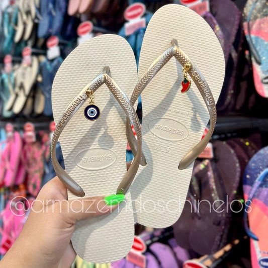 Havaianas Slim + Pingente Olho Grego e pimenta - Armazém dos Chinelos  