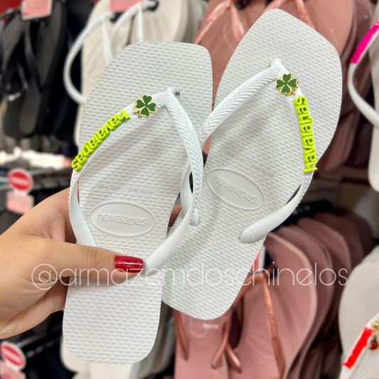 Havaianas Slim Square (Branco) + Pingente Placa e Trevo de quatro folhas - Armazém dos Chinelos  