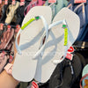 Havaianas Slim Square (Branco) + Placa Logo e Pingente Coração Strass