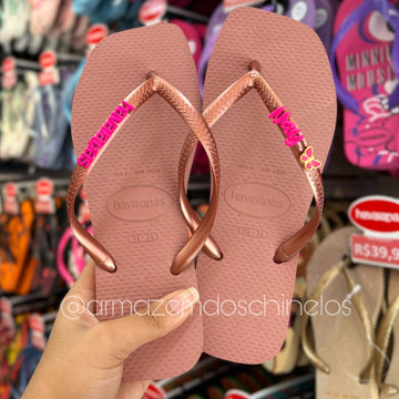 Havaianas Slim Square + Pingente Placa Logo, Borboleta e nome (Nay)