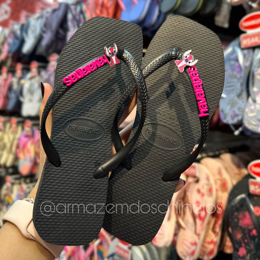 Havaianas Slim Square (Preto) + Pingente Placa Logo e Stitch