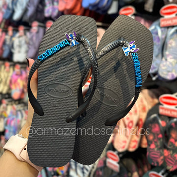 Havaianas Slim Square (Preto) + Pingente Placa Logo e Stitch