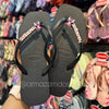 Havaianas Slim Square (Preto) + Pingente Placa Logo e Stitch