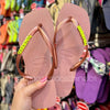 Havaianas Slim Square (Rosa Crocus) + Pingente Placa Logo - Armazém dos Chinelos  