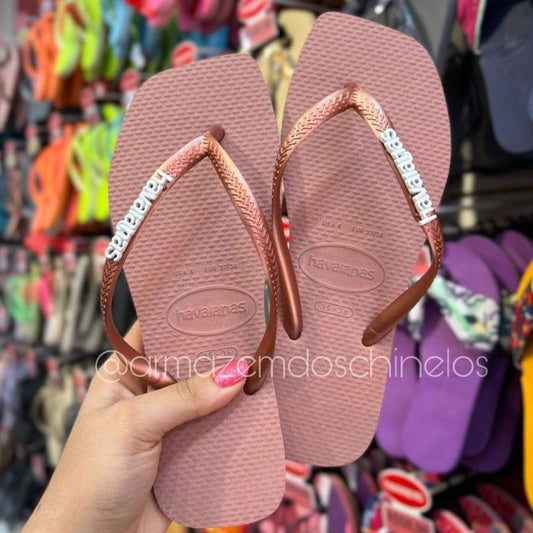 Havaianas Slim Square (Rosa Crocus) + Pingente Placa Logo - Armazém dos Chinelos  