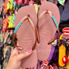 Havaianas Slim Square (Rosa Crocus) + Pingente Placa Logo - Armazém dos Chinelos  