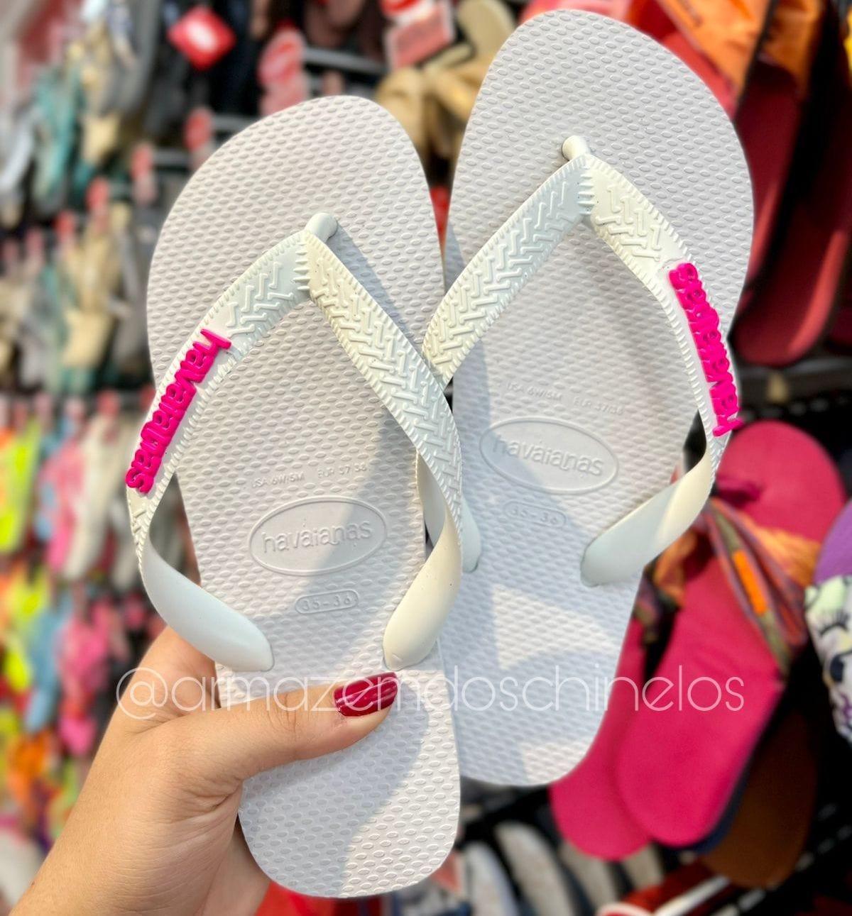 Havaianas Top (Branco) + Pingente Placa Logo - Armazém dos Chinelos  