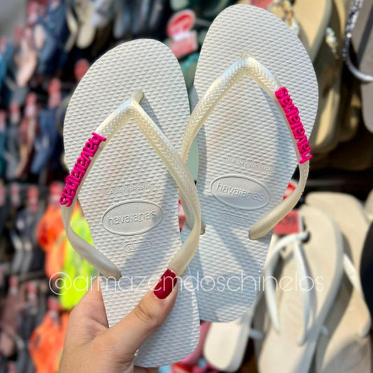 Havaianas Sllim + Pingente Placa (Branco) - Armazém dos Chinelos  